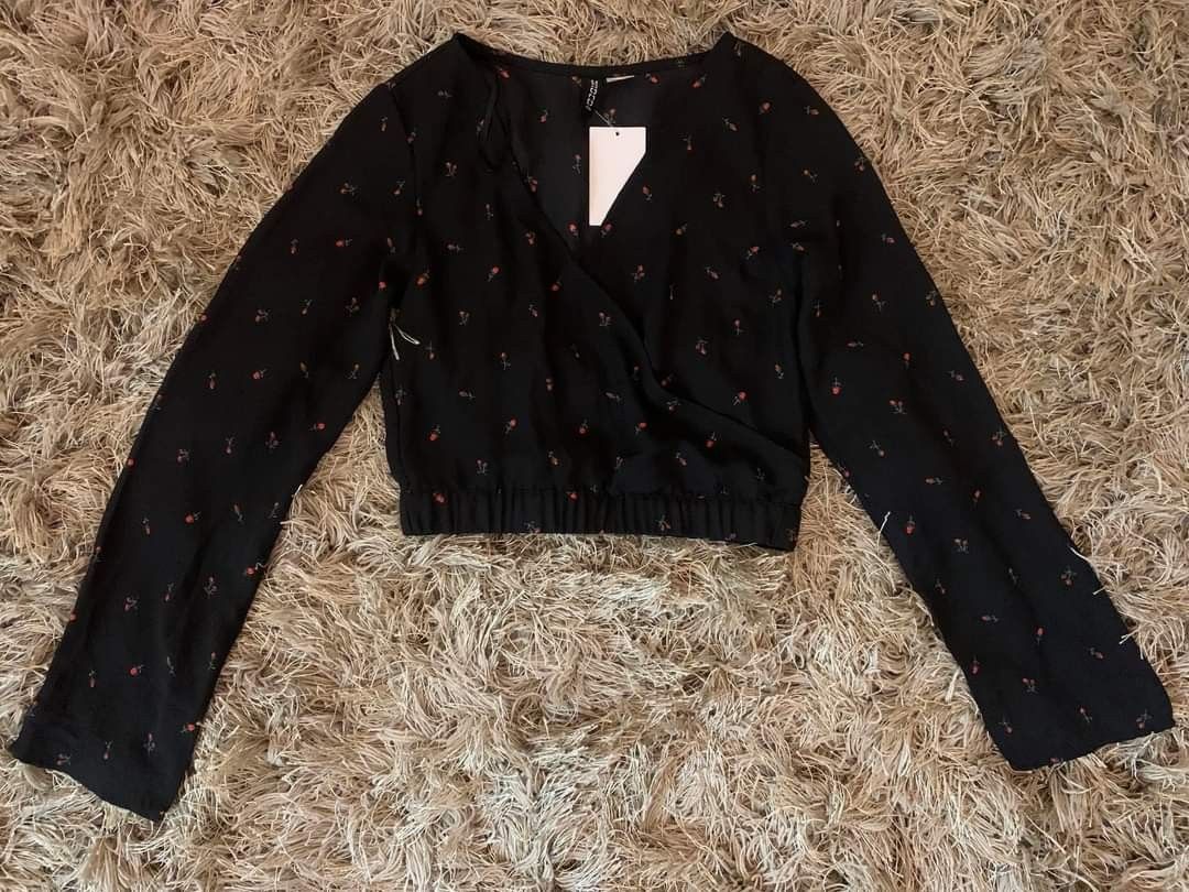H&M WOMEN CROPTOP (Category: Activewear) located in Manila. Submitted by exxonb (Listing ID 1331494780, Image 1). Description: ‼️100% BRANDED I 100% AUTHENTIC‼️ 💃H&M Wmn Crop-top 💃 ₱270.00 🖇️ BRAND NAME : H&M 🖇️ Size: EUR 32 🖇️ LENGTH: 15inches WAISTLINE: 14inches SHOULDER: 14inches SLEEVES: 23inches 🖇️ Some color may change due to lighting or room temperature 🖇️ Please manage your expectations 📌 REMOVABLE MARKS I MAY NOT AFFECT THE APPEA
