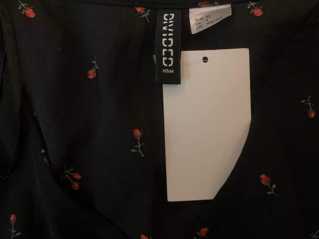 H&M WOMEN CROPTOP (Category: Activewear) located in Manila. Submitted by exxonb (Listing ID 1331494780, Image 3). Description: ‼️100% BRANDED I 100% AUTHENTIC‼️ 💃H&M Wmn Crop-top 💃 ₱270.00 🖇️ BRAND NAME : H&M 🖇️ Size: EUR 32 🖇️ LENGTH: 15inches WAISTLINE: 14inches SHOULDER: 14inches SLEEVES: 23inches 🖇️ Some color may change due to lighting or room temperature 🖇️ Please manage your expectations 📌 REMOVABLE MARKS I MAY NOT AFFECT THE APPEA