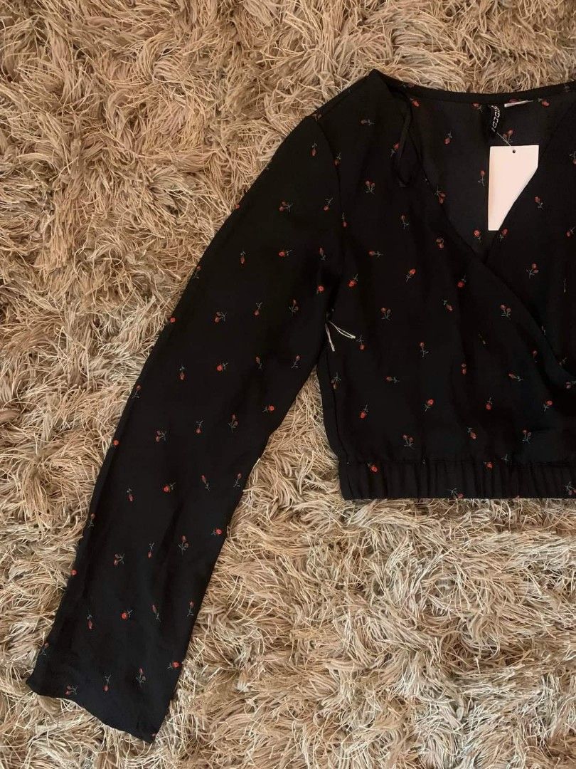 H&M WOMEN CROPTOP (Category: Activewear) located in Manila. Submitted by exxonb (Listing ID 1331494780, Image 2). Description: ‼️100% BRANDED I 100% AUTHENTIC‼️ 💃H&M Wmn Crop-top 💃 ₱270.00 🖇️ BRAND NAME : H&M 🖇️ Size: EUR 32 🖇️ LENGTH: 15inches WAISTLINE: 14inches SHOULDER: 14inches SLEEVES: 23inches 🖇️ Some color may change due to lighting or room temperature 🖇️ Please manage your expectations 📌 REMOVABLE MARKS I MAY NOT AFFECT THE APPEA