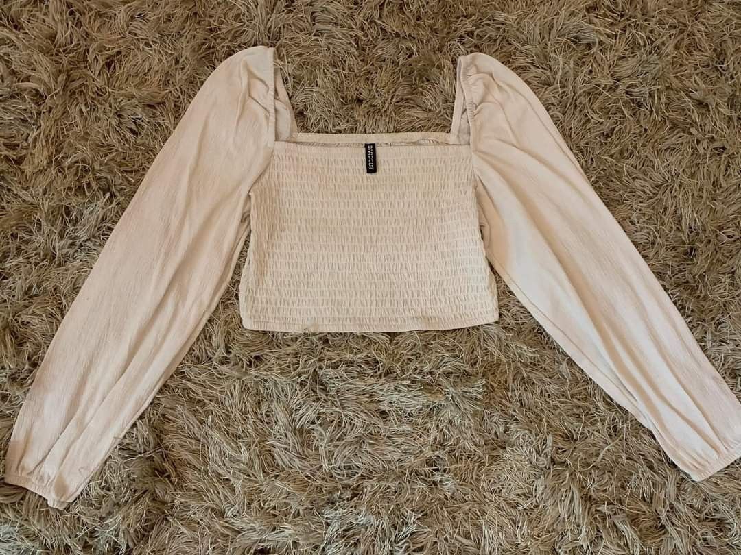 H&M WOMEN CROPTOP (Category: Activewear) located in Manila. Submitted by exxonb (Listing ID 1331495184, Image 1). Description: ‼️100% BRANDED I 100% AUTHENTIC‼️ 💃H&M Wmn Crop-top 💃 ₱300.00 🖇️ BRAND NAME : H&M 🖇️ Size: Medium 🖇️ LENGTH: 10inches WAISTLINE: 12inches SLEEVES: 24inches 🖇️ Some color may change due to lighting or room temperature 🖇️ Please manage your expectations 📌 REMOVABLE MARKS I MAY NOT AFFECT THE APPEARANCE OF THE ITEM. 