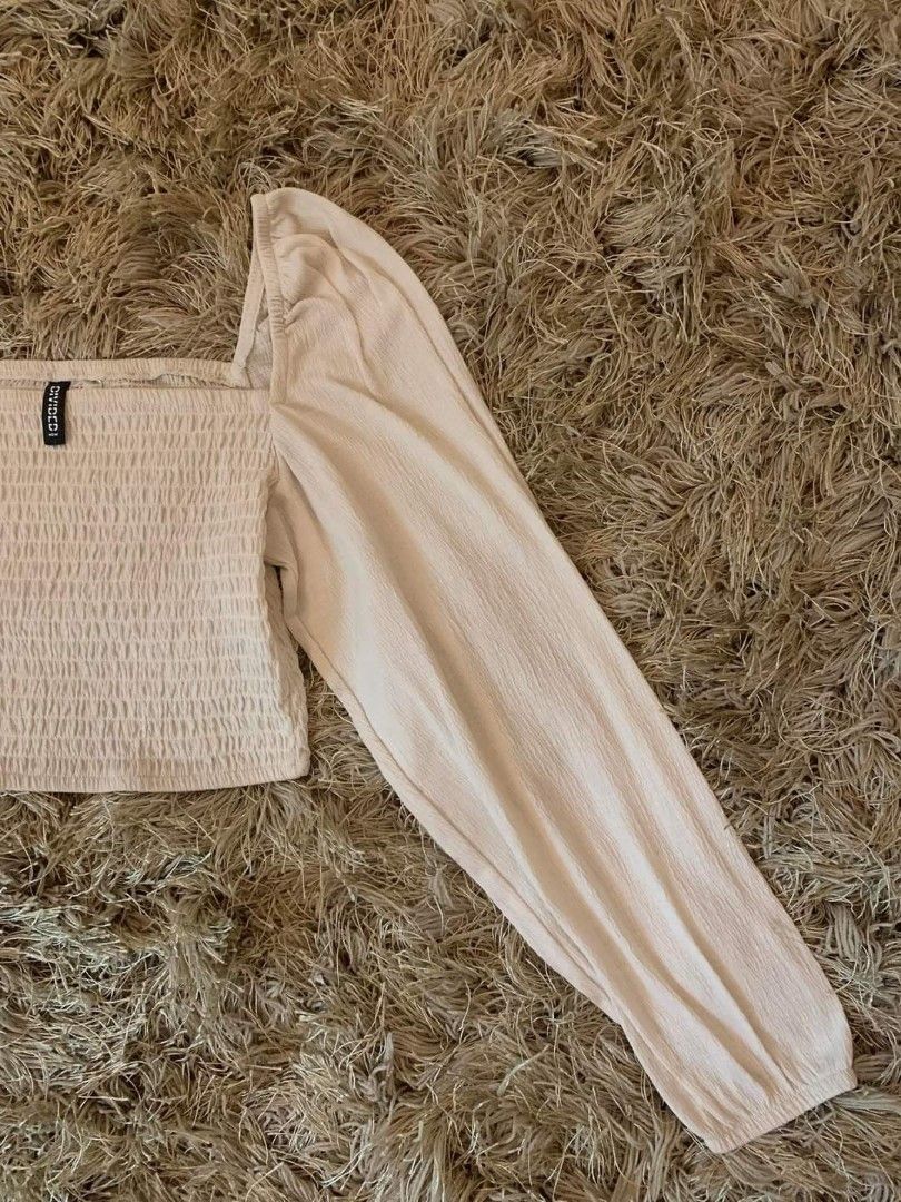 H&M WOMEN CROPTOP (Category: Activewear) located in Manila. Submitted by exxonb (Listing ID 1331495184, Image 2). Description: ‼️100% BRANDED I 100% AUTHENTIC‼️ 💃H&M Wmn Crop-top 💃 ₱300.00 🖇️ BRAND NAME : H&M 🖇️ Size: Medium 🖇️ LENGTH: 10inches WAISTLINE: 12inches SLEEVES: 24inches 🖇️ Some color may change due to lighting or room temperature 🖇️ Please manage your expectations 📌 REMOVABLE MARKS I MAY NOT AFFECT THE APPEARANCE OF THE ITEM. 
