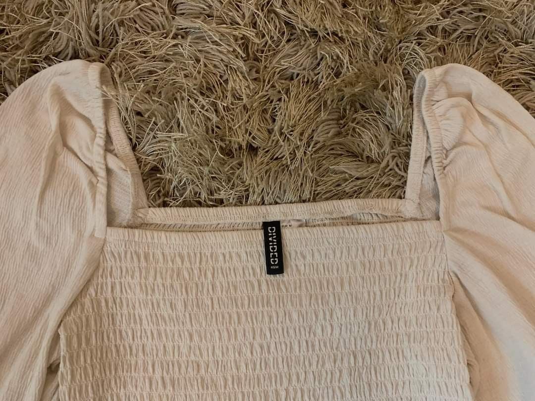 H&M WOMEN CROPTOP (Category: Activewear) located in Manila. Submitted by exxonb (Listing ID 1331495184, Image 3). Description: ‼️100% BRANDED I 100% AUTHENTIC‼️ 💃H&M Wmn Crop-top 💃 ₱300.00 🖇️ BRAND NAME : H&M 🖇️ Size: Medium 🖇️ LENGTH: 10inches WAISTLINE: 12inches SLEEVES: 24inches 🖇️ Some color may change due to lighting or room temperature 🖇️ Please manage your expectations 📌 REMOVABLE MARKS I MAY NOT AFFECT THE APPEARANCE OF THE ITEM. 