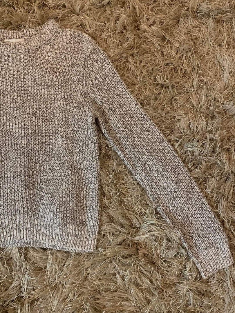 H&M WOMEN SWEATER (Category: Activewear) located in Manila. Submitted by exxonb (Listing ID 1331493977, Image 2). Description: ‼️100% BRANDED I 100% AUTHENTIC‼️ 💃H&M Wmn Sweater💃 ₱270.00 🖇️ BRAND NAME : H&M 🖇️ Size: Small 🖇️ LENGTH: 21.5inches WAISTLINE: 16inches SHOULDER: 15.5inches SLEEVES: 24inches 🖇️ Some color may change due to lighting or room temperature 🖇️ Please manage your expectations 📌 REMOVABLE MARKS I MAY NOT AFFECT THE APPE