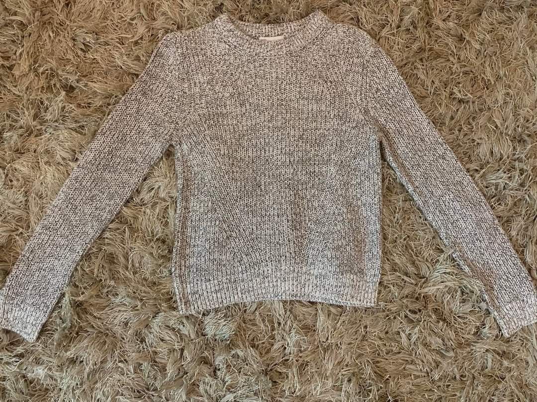 H&M WOMEN SWEATER (Category: Activewear) located in Manila. Submitted by exxonb (Listing ID 1331493977, Image 1). Description: ‼️100% BRANDED I 100% AUTHENTIC‼️ 💃H&M Wmn Sweater💃 ₱270.00 🖇️ BRAND NAME : H&M 🖇️ Size: Small 🖇️ LENGTH: 21.5inches WAISTLINE: 16inches SHOULDER: 15.5inches SLEEVES: 24inches 🖇️ Some color may change due to lighting or room temperature 🖇️ Please manage your expectations 📌 REMOVABLE MARKS I MAY NOT AFFECT THE APPE