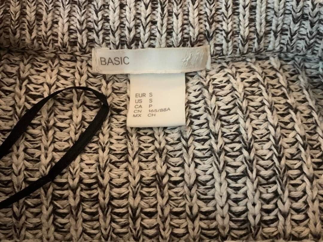 H&M WOMEN SWEATER (Category: Activewear) located in Manila. Submitted by exxonb (Listing ID 1331493977, Image 3). Description: ‼️100% BRANDED I 100% AUTHENTIC‼️ 💃H&M Wmn Sweater💃 ₱270.00 🖇️ BRAND NAME : H&M 🖇️ Size: Small 🖇️ LENGTH: 21.5inches WAISTLINE: 16inches SHOULDER: 15.5inches SLEEVES: 24inches 🖇️ Some color may change due to lighting or room temperature 🖇️ Please manage your expectations 📌 REMOVABLE MARKS I MAY NOT AFFECT THE APPE