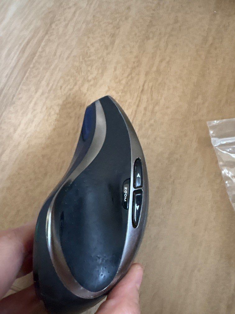 Logitech performance Mx (Category: Mouse & Mousepads) located in Singapore. Submitted by fluffluf (Listing ID 1331417632, Image 2). Description: Well used, functional, Missing usb connector With stains and scratches.
