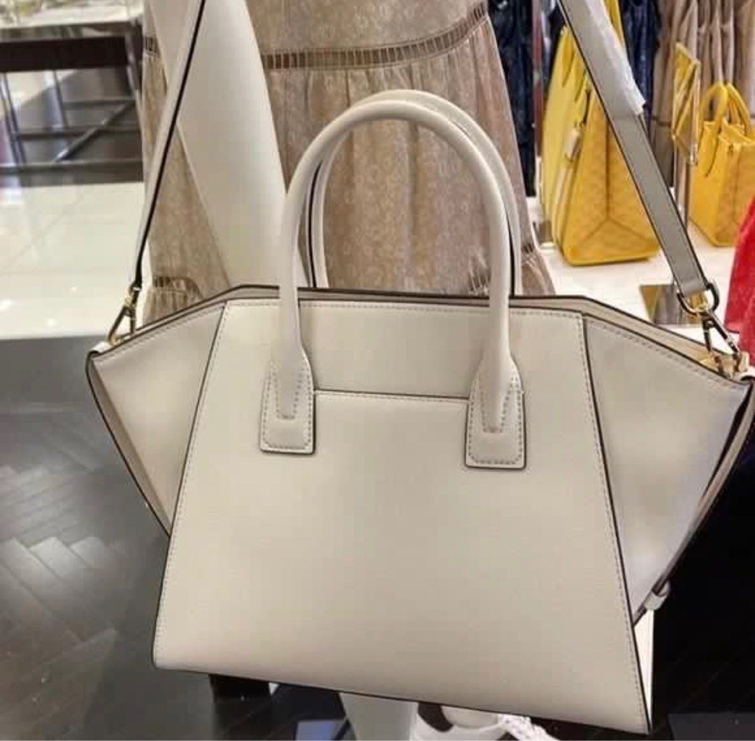 Michael Kors Avril Large Cream (Category: Luxury Bags & Wallets) located in Quezon City. Submitted by getyourgoodiesmnl (Listing ID 1331534516, Image 2). Description: Used twice only Can be used as top handle or cross body bag US Bought (price tag is $448) Please feel free to ask for more photos.