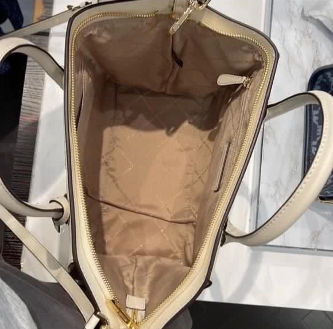 Michael Kors Avril Large Cream (Category: Luxury Bags & Wallets) located in Quezon City. Submitted by getyourgoodiesmnl (Listing ID 1331534516, Image 3). Description: Used twice only Can be used as top handle or cross body bag US Bought (price tag is $448) Please feel free to ask for more photos.