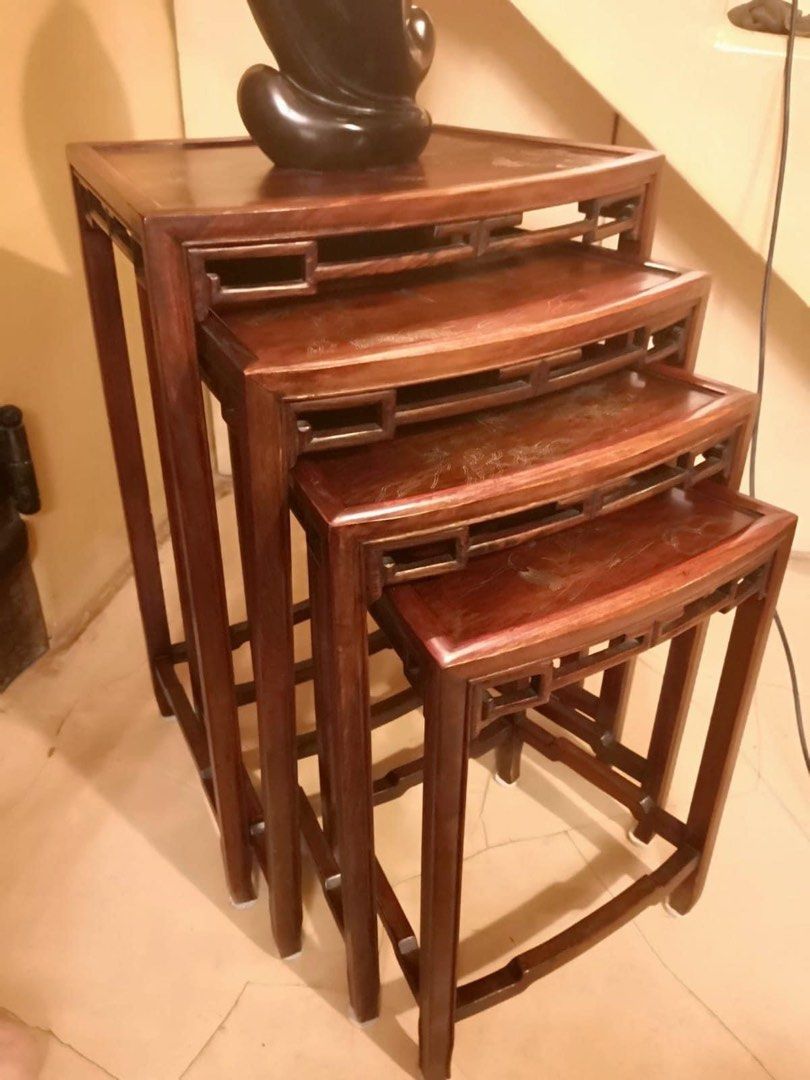 Nesting tables （分類：桌子）位於 Hong Kong。 由 forest22 提交（商品編號 1331478095，圖片 2）。簡介： Unique nesting tables with horse motif. Each table has a different depiction of horses. Horses are inlaid the wood with silver. 4 tables total. Slight fan shape. Sadly selling due to downsizing. Lightweight and easy to move. Pick up North Point 。