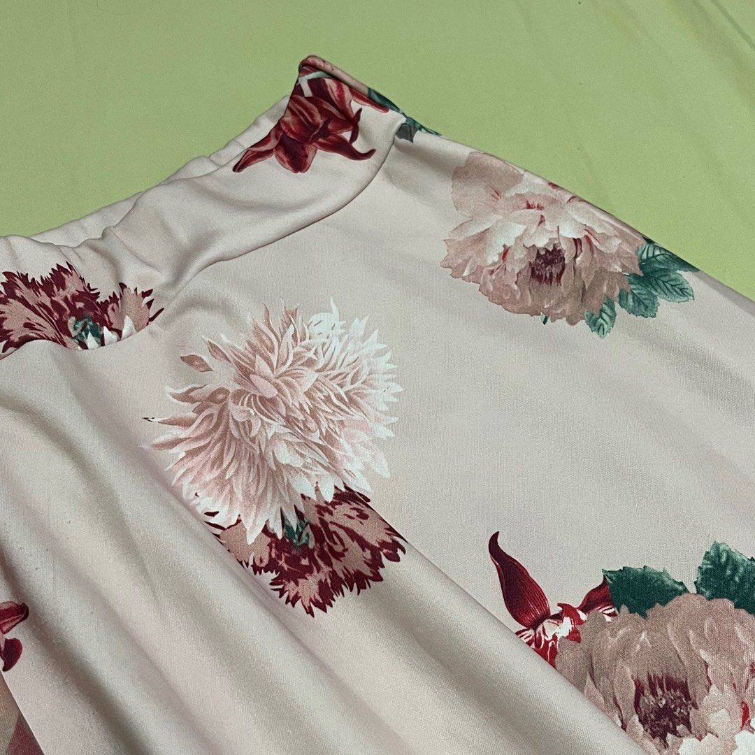 Pink Floral Long Skirt (Category: Skirts) located in Bustos. Submitted by kyeehy (Listing ID 1331542936, Image 3). Description: The skirt has pockets on the side, quality material (thick) worn less than 5x. Can be worn to events. RFS: Doesnt wear it anymore Rules : No return or refund. Items will be shipped or delivered once payment is made. .