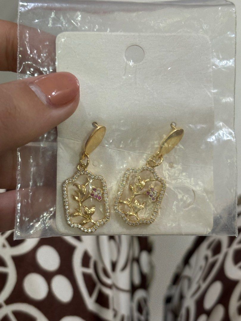 Tinkles PH Unique Gold Plated Earrings (Category: Earrings) located in Manila. Submitted by ingrdatfc (Listing ID 1331540988, Image 3). Description: 400 for all pieces unique style and stylish. Helping my tita out 🫶🏻 hypo-allergenic!.