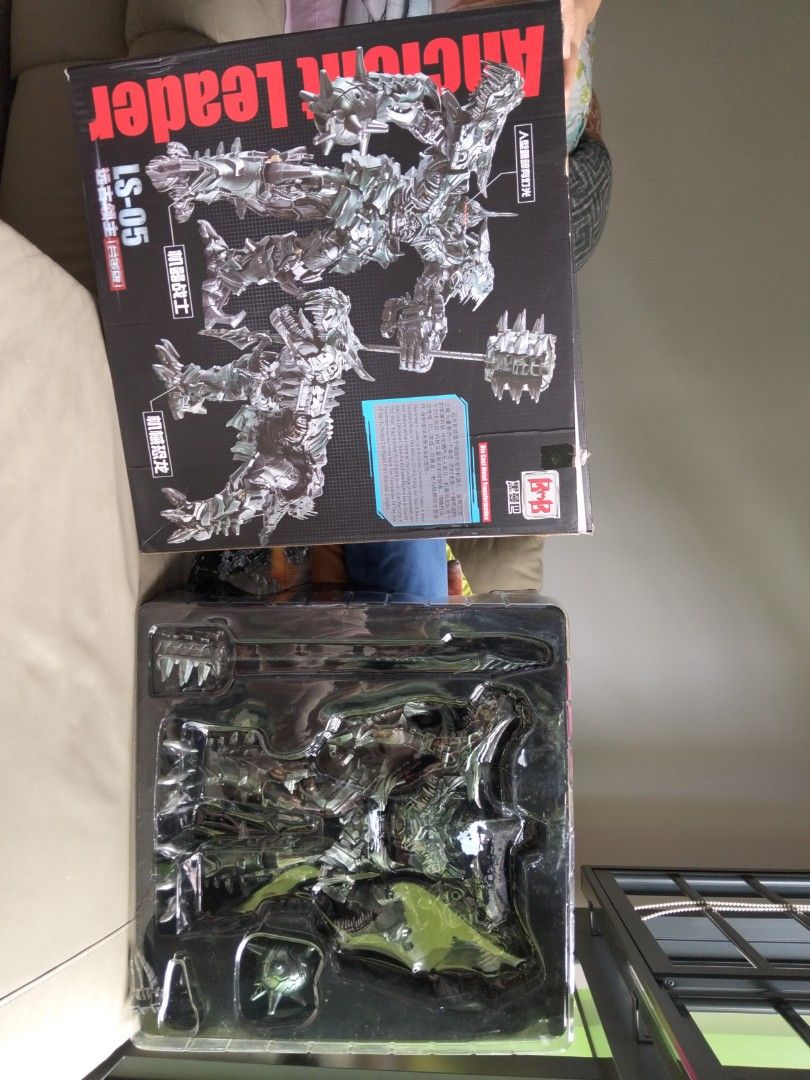 Transformers (Category: Toy Figures) located in Singapore. Submitted by shawnprime (Listing ID 1331433339, Image 1). Description: LS 05-ancient leader.