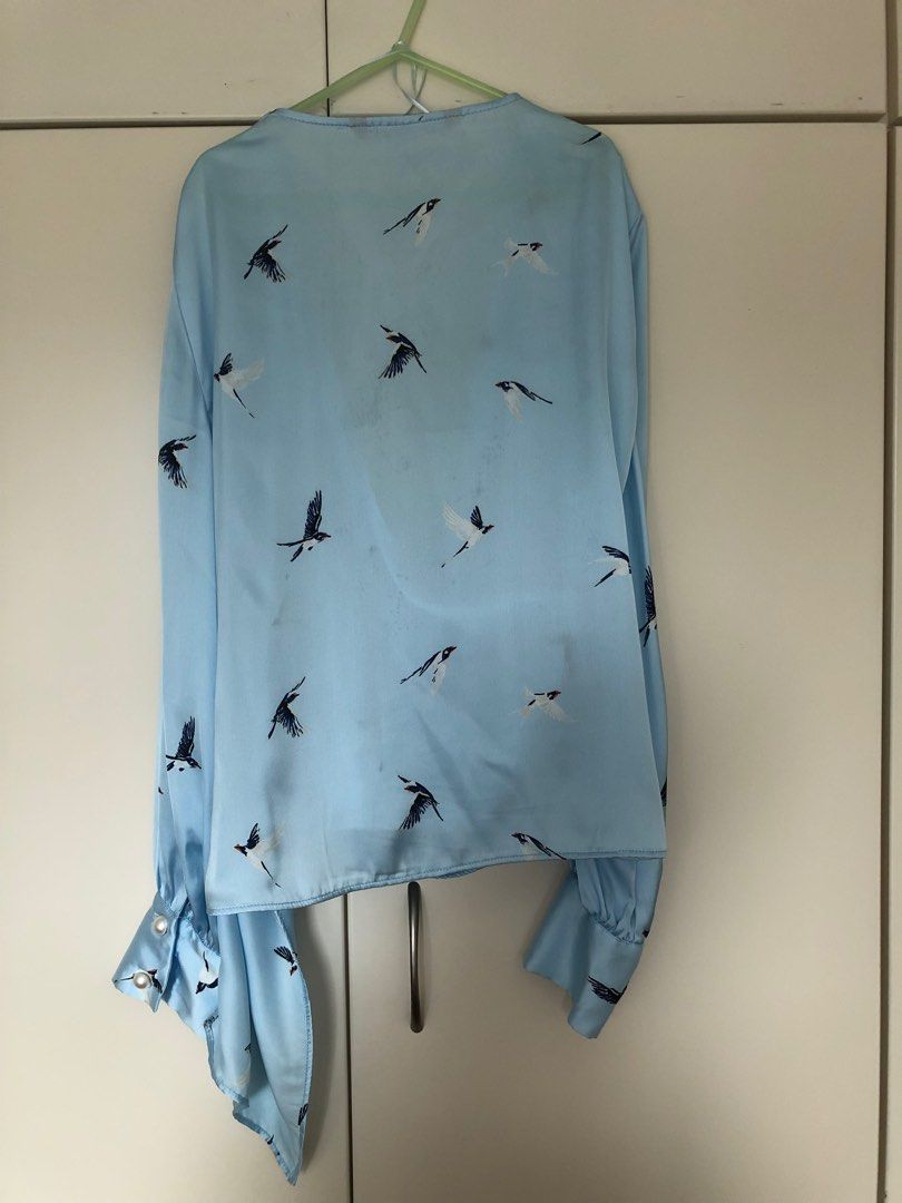 Zara baby blue blouse with sparrow pattern, 女裝, 上衣, 襯衫 Carousell
