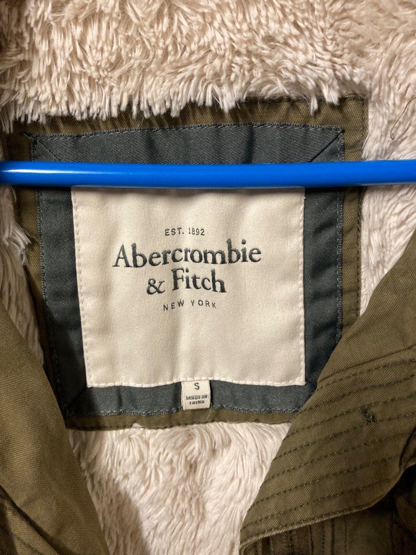 Abercrombie & Fitch Fur Parka (Category: Coats, Jackets and Outerwear) located in Antipolo. Submitted by madforsan (Listing ID 1331596036, Image 2). Description: • has so many pockets • lined with fur on the inside • army green color • used a few times pero good as new • sorry, sobrang gusot naiwan sa bag RFS: not my style.