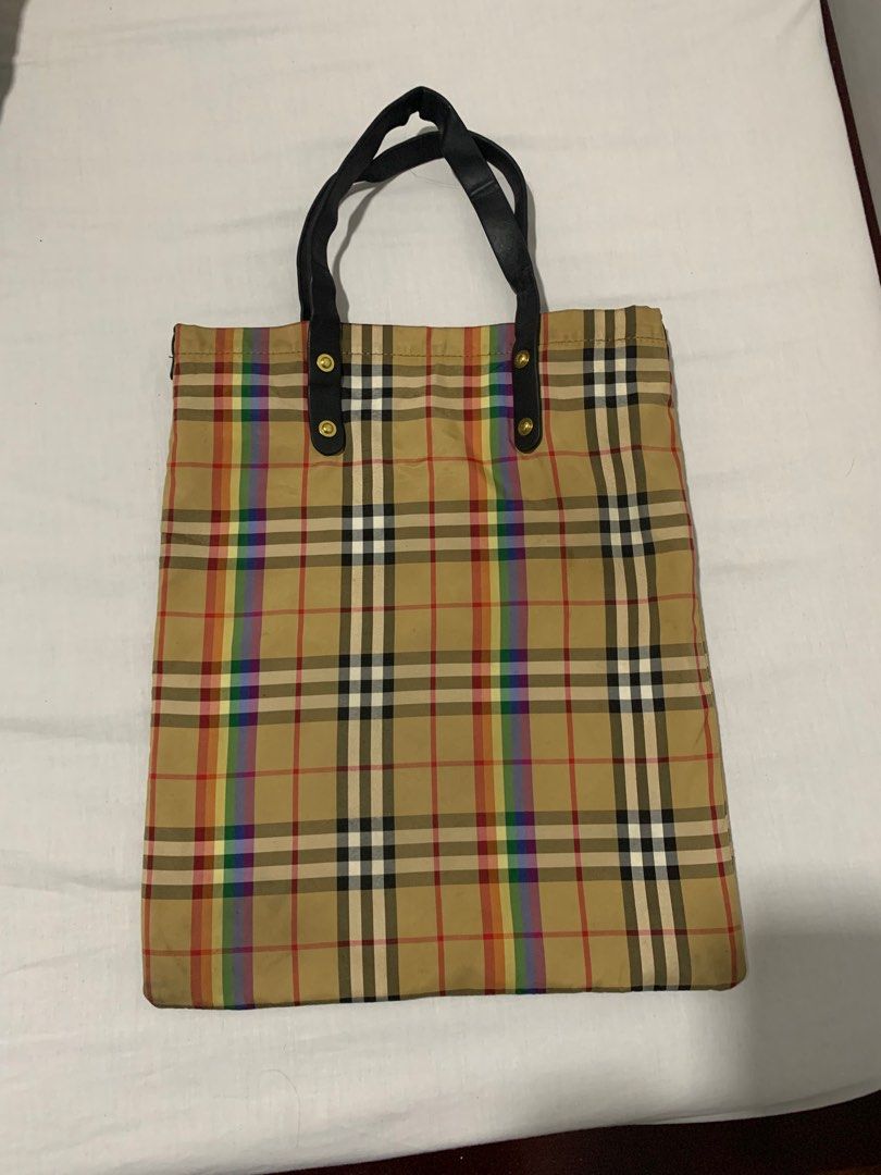 Authentic Burberry plaid Tote bag (Category: Luxury Bags & Wallets) located in Tacloban City. Submitted by classy_luxury (Listing ID 1331679543, Image 3). Description: Authentic Burberry Plaid tote bag Please check flaw in the last pic 💛.