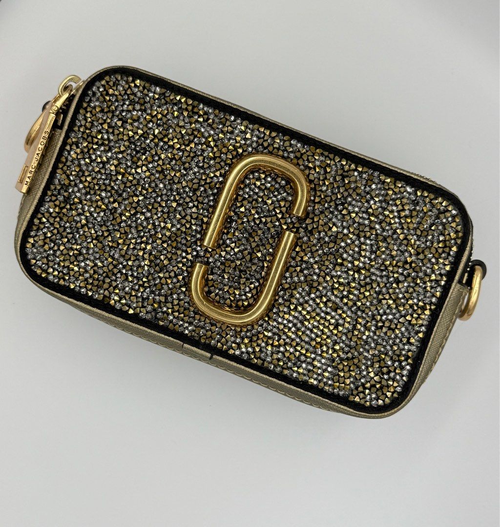Authentic Marc Jacobs Snapshot Glitter (Category: Luxury Bags & Wallets) located in Dagupan City. Submitted by luckyluxbyemgee (Listing ID 1331726234, Image 1). Description: Authenticity Guaranteed or else moneyback if item is proven fake 💯‼️ Comes with MJ dustbag No flaws/with tolerable sign of use 👍🏻 Very pretty and unique 😍😊 Can use casual or even formal event Gandara pasok pa sa rampahan DM me can provide more pics & details .