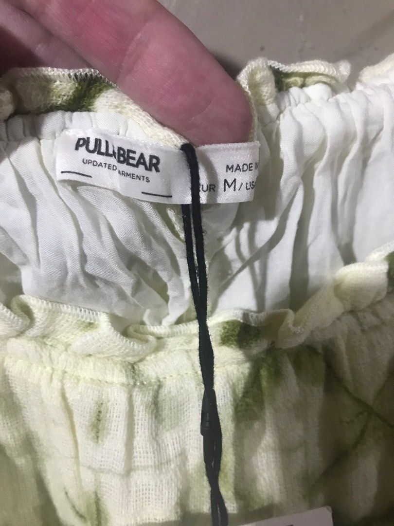 Blouse (Category: Sleeveless) located in Las Pinas. Submitted by aaacollection (Listing ID 1331628472, Image 3). Description: Original PULL&BEAR Size: medium Color: green .