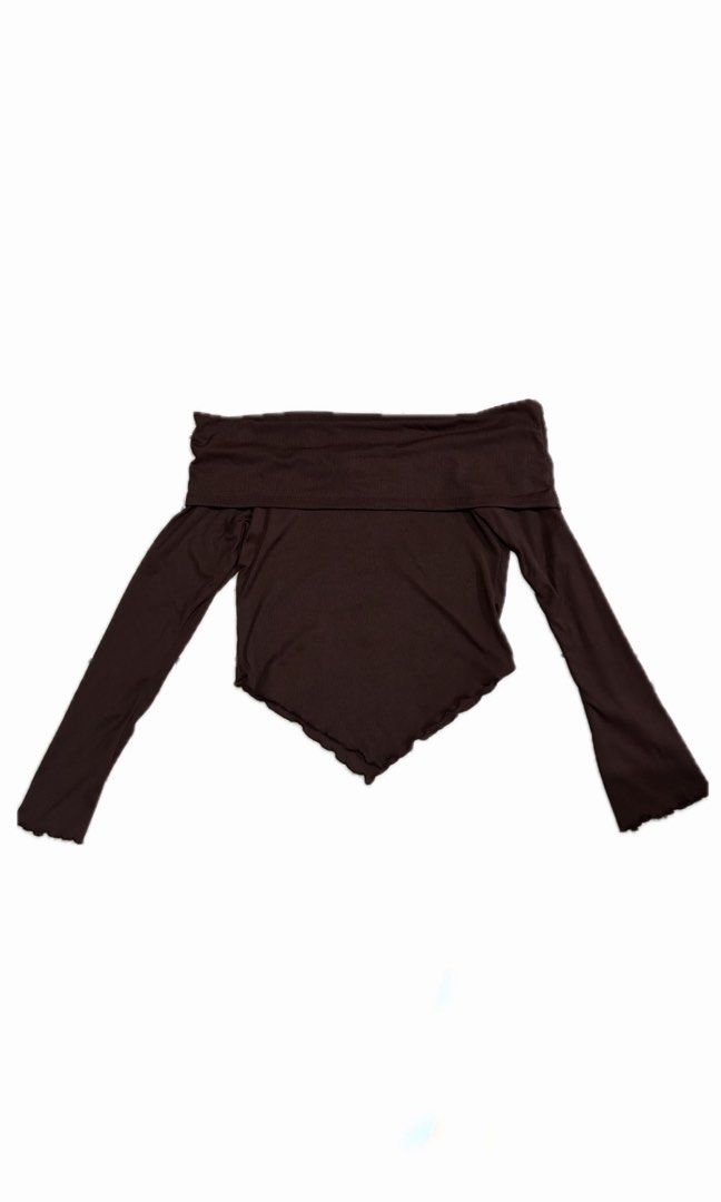 Brown Off Shoulder Top (Category: Longsleeves) located in Pasay City. Submitted by psyche__ (Listing ID 1331724741, Image 1). Description: Never been used Size XL Can fit up to 37 bust.