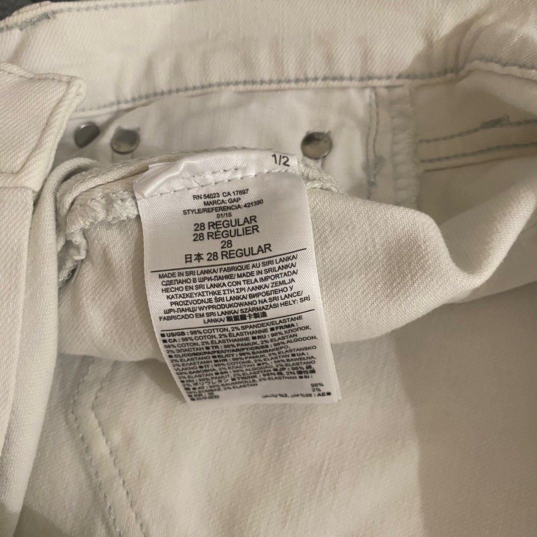 Gap white girlfriend jeans (Category: Jeans) located in Valenzuela. Submitted by snoopstuff (Listing ID 1331583559, Image 2). Description: Size is included in the photos You can dm me for dimes 🙌 .