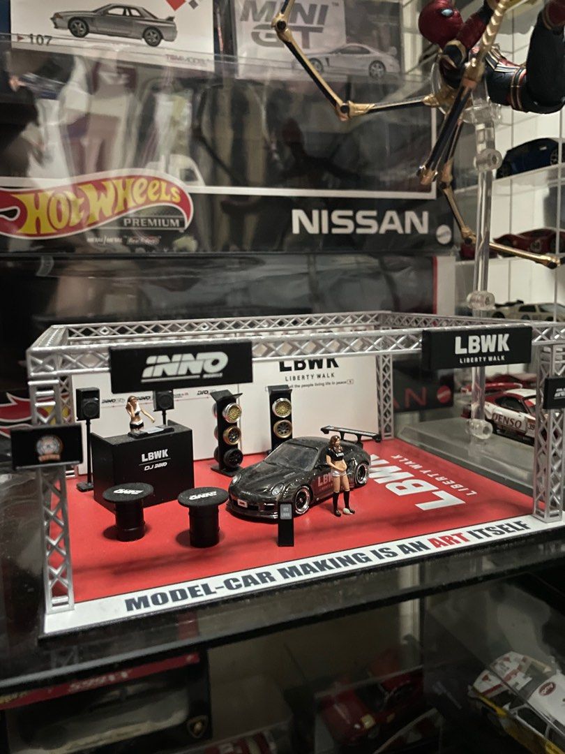 inno64 イノモデルAuto Salon diorama ポルシェ911 INNO Models 1:64 Liberty Walk Auto Salon Diorama Set with 1