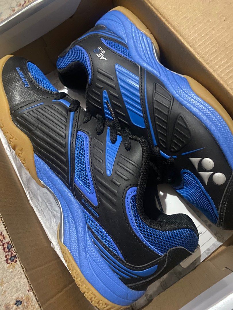 Kasut badminton Yonex