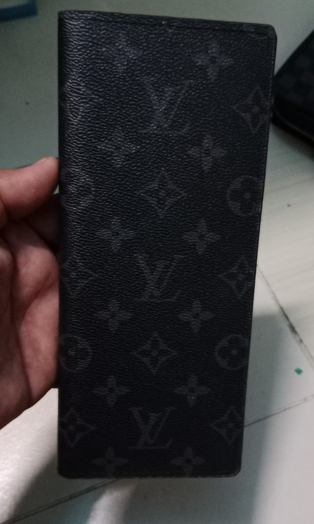 Louie Vuitton long wallet (Category: Luxury Bags & Wallets) located in Manila. Submitted by carlitoboh66625 (Listing ID 1331620397, Image 1). Description: Louie Vuitton long wallet excellent condition price 350.