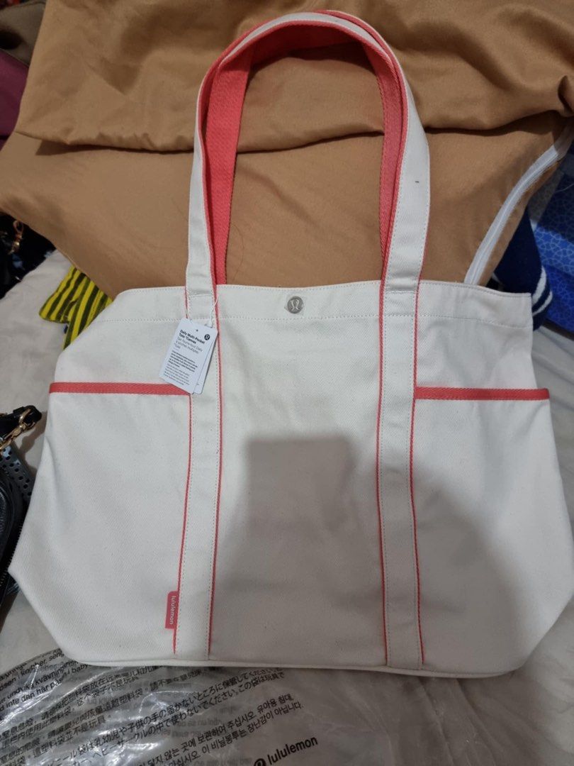 Lululemon daily multi pocket tote canvas bag (Category: Tote Bags) located in Antipolo. Submitted by cmss1998 (Listing ID 1331684340, Image 3). Description: Lululemon daily multi pocket tote canvas bag With original lululemon plastic amd tag ORIGINAL Pwede ipang regalo Brand new Tote bag 20 liters .