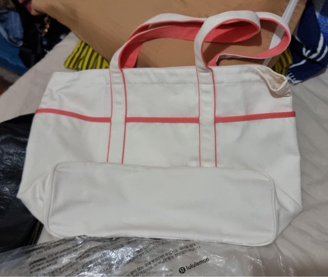 Lululemon daily multi pocket tote canvas bag (Category: Tote Bags) located in Antipolo. Submitted by cmss1998 (Listing ID 1331684340, Image 1). Description: Lululemon daily multi pocket tote canvas bag With original lululemon plastic amd tag ORIGINAL Pwede ipang regalo Brand new Tote bag 20 liters .