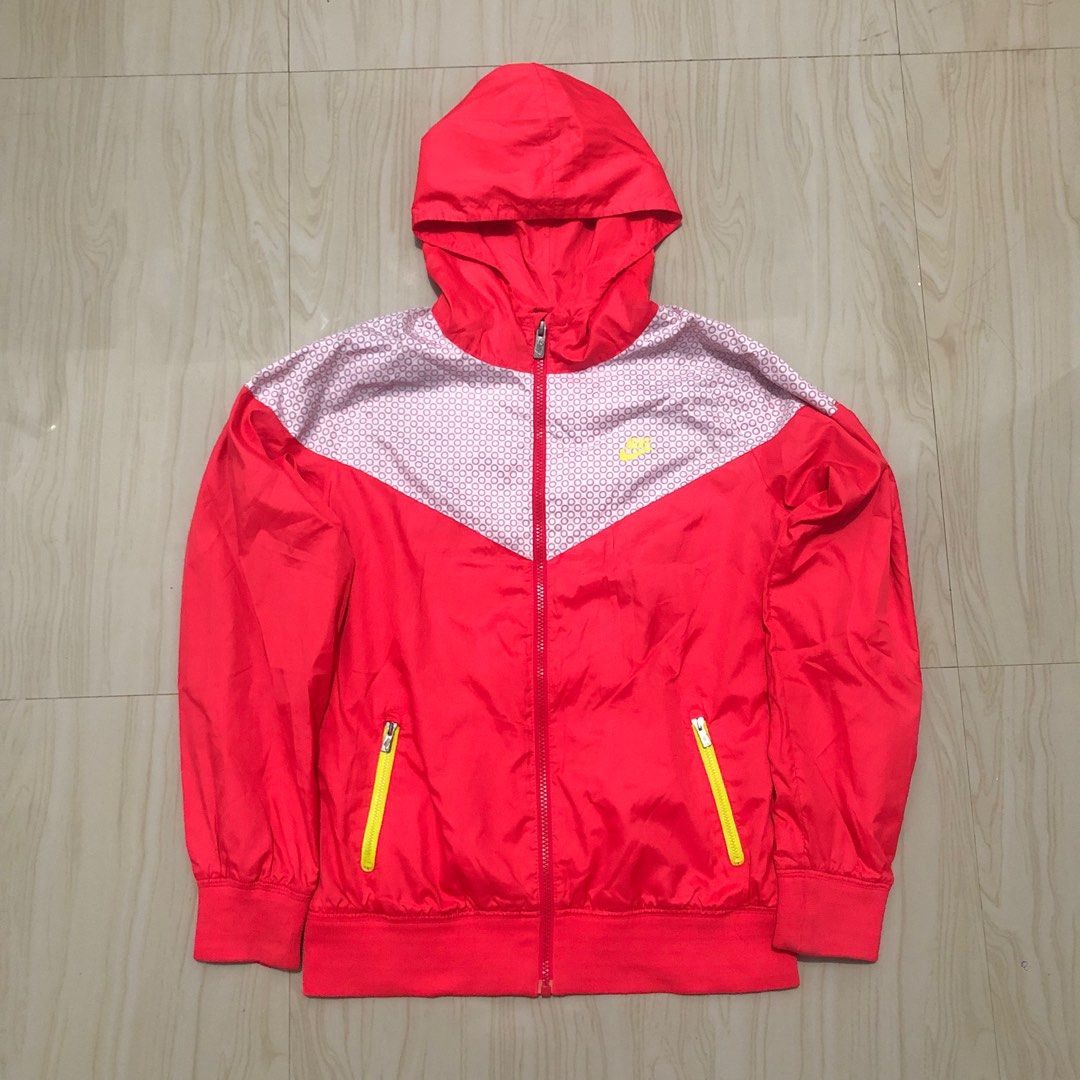 Nike Vintage Y2K Windbreaker (Category: Coats, Jackets and Outerwear) located in San Mateo. Submitted by ry.z33 (Listing ID 1331726385, Image 1). Description: Size: 17x25 (XL on Tag) No Issue Complete Tags 🏷️ Condition: 9.5/10 (Good as new).