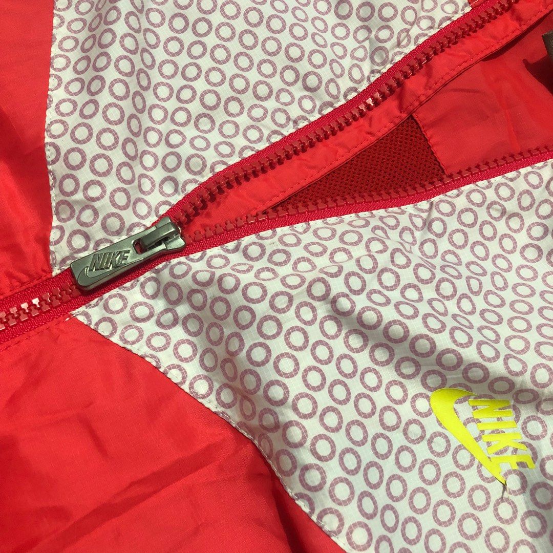 Nike Vintage Y2K Windbreaker (Category: Coats, Jackets and Outerwear) located in San Mateo. Submitted by ry.z33 (Listing ID 1331726385, Image 2). Description: Size: 17x25 (XL on Tag) No Issue Complete Tags 🏷️ Condition: 9.5/10 (Good as new).