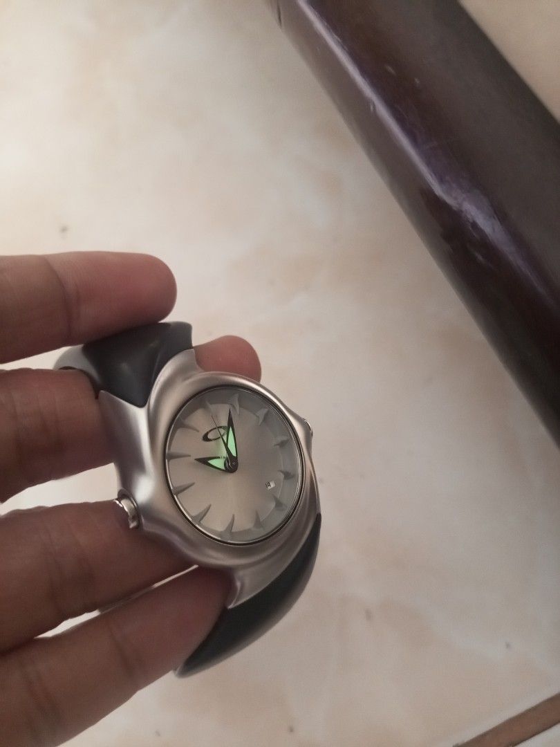 Oakley Crush 2.0 (Category: Men's Watches) located in Antipolo. Submitted by safestorm.efdd28 (Listing ID 1331618543, Image 1). Description: Oakley Crush 2.0 mint condition, no history of repair with box and manual. for oakley fanatics. rare model..