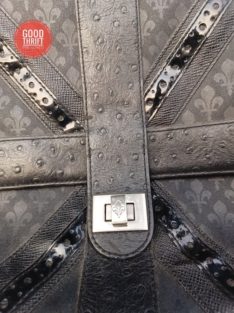 Patrick Cox Shoulder Bag Black Leather (Category: Luxury Bags & Wallets) located in Santa Maria. Submitted by prettyiu (Listing ID 1331711278, Image 3). Description: Patrick Cox Shoulder Bag Black Leather. Like New. Excellent Condition. Negotiable..