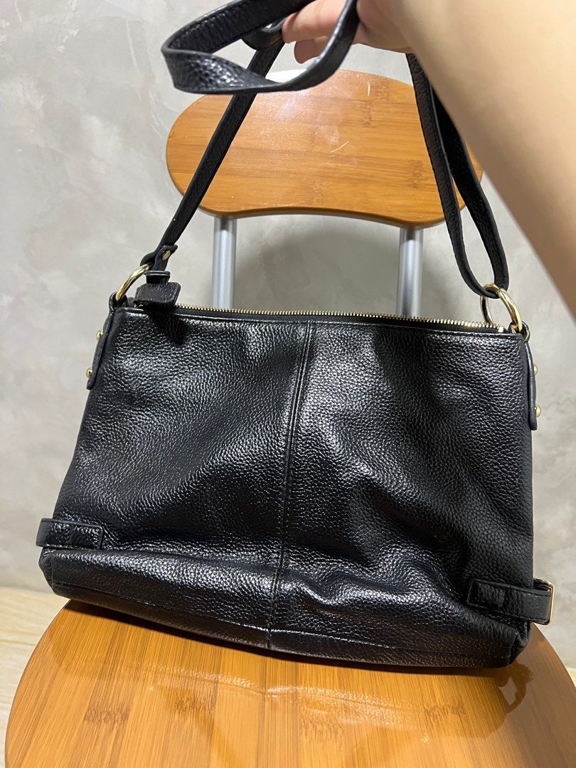 Renoma Crossbody/Sling Bag (Category: Luxury Bags & Wallets) located in Quezon City. Submitted by swiftiesince08 (Listing ID 1331728915, Image 2). Description: .