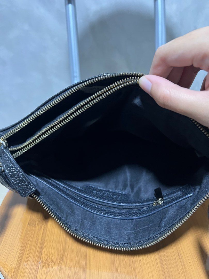 Renoma Crossbody/Sling Bag (Category: Luxury Bags & Wallets) located in Quezon City. Submitted by swiftiesince08 (Listing ID 1331728915, Image 3). Description: .
