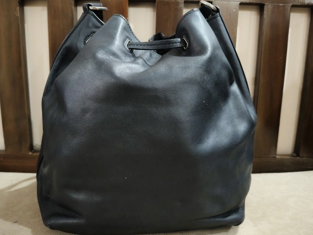 Tory Burch Black Leather Bucket (Category: Luxury Bags & Wallets) located in Manila. Submitted by online_sari_sari (Listing ID 1331614515, Image 2). Description: 💯 authentic needs cleaning inside and lining cracks bucket shoulder bag.