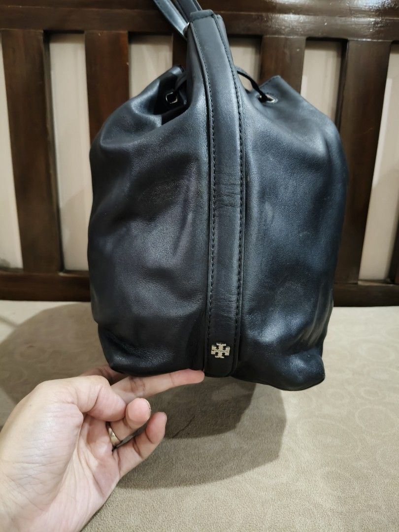 Tory Burch Black Leather Bucket (Category: Luxury Bags & Wallets) located in Manila. Submitted by online_sari_sari (Listing ID 1331614515, Image 3). Description: 💯 authentic needs cleaning inside and lining cracks bucket shoulder bag.