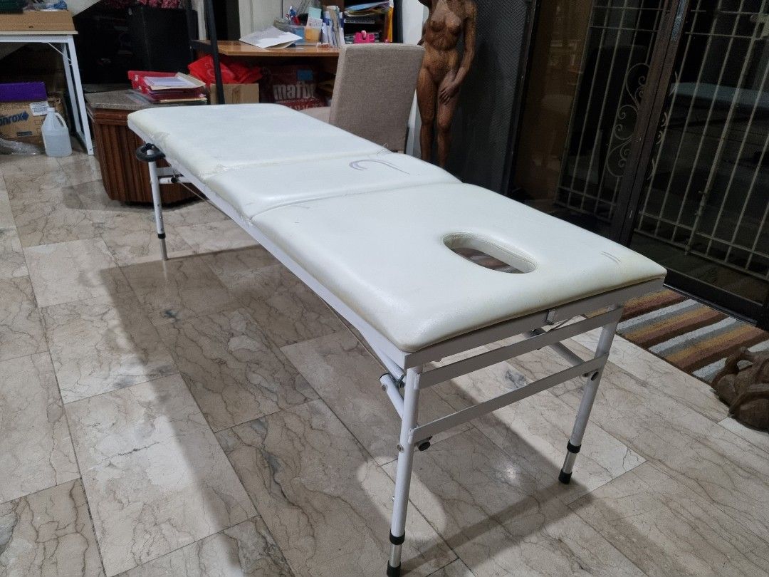 White Massage Bed (Category: Massage Devices) located in Manila. Submitted by kaye.mn (Listing ID 1331631716, Image 2). Description: rfs: no one is using it for a long time already :) used it at home only height of the massage bed is adjustable, message me for more details.