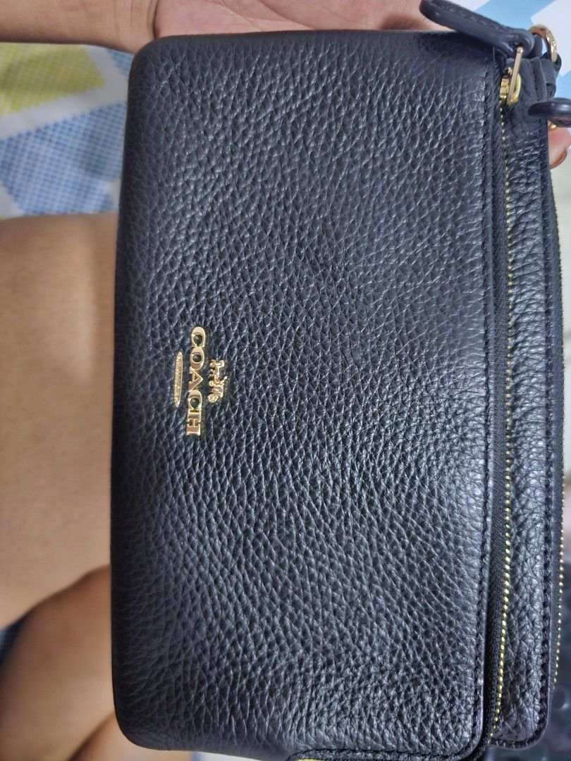 Authentic Coach double zip wristlet (Category: Luxury Bags & Wallets) located in Quezon City. Submitted by kayla_seven (Listing ID 1328704646, Image 2). Description: used twice. excellent condition.