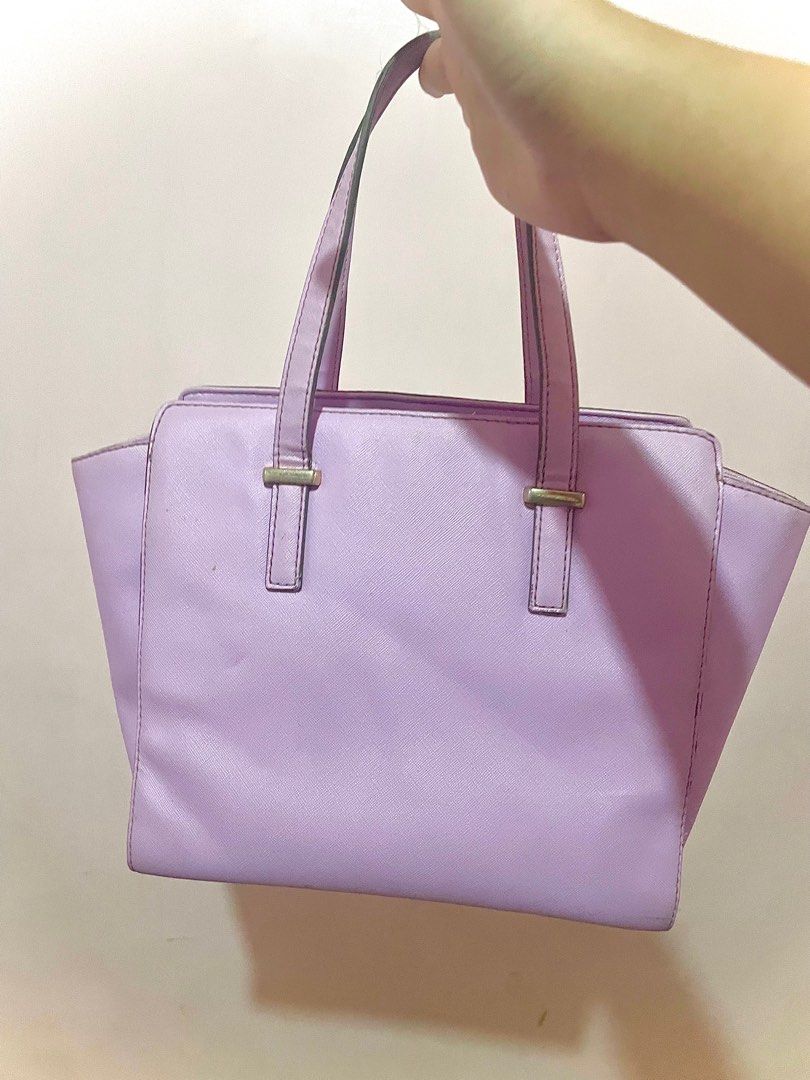 authentic kate spade cedar street hayden hangbag (Category: Shoulder Bags) located in Quezon City. Submitted by _peejay_ (Listing ID 1328665653, Image 2). Description: Well used No handle. W/ stain sa logo, not sure if removable but overall it looks nice. rfs: seldom used.