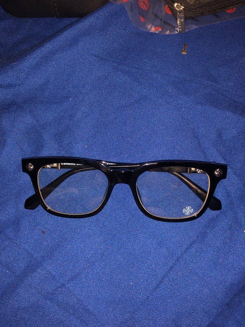 Black Eyeglasses (Category: Sunglasses & Eyewear) located in Quezon City. Submitted by japs0803 (Listing ID 1328754604, Image 1). Description: Rfs: doesn’t suit my face .