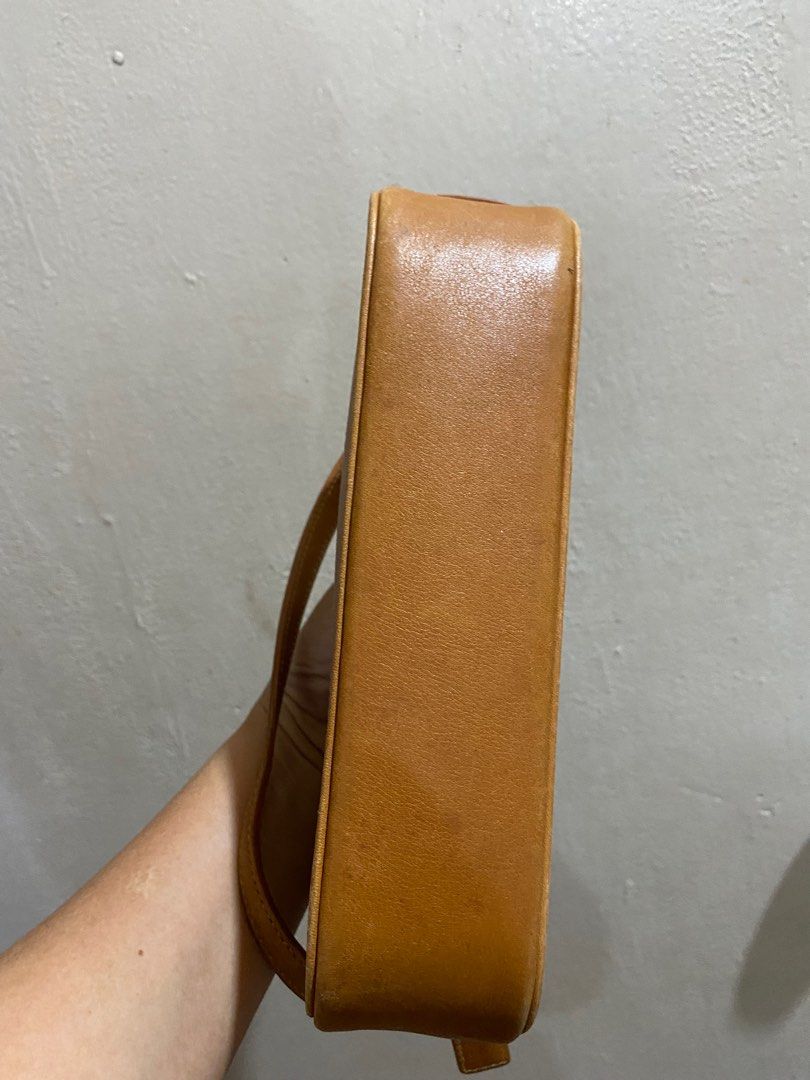 COACH Demi Pochette (Category: Luxury Bags & Wallets) located in Naga. Submitted by brands.avenue_ph (Listing ID 1328691146, Image 3). Description: Authentic Coach Genuine leather Good condition No major flaws, just signs of usage Fits cellphone mini purse and keys Fixed price! Lowballers wont be entertained .