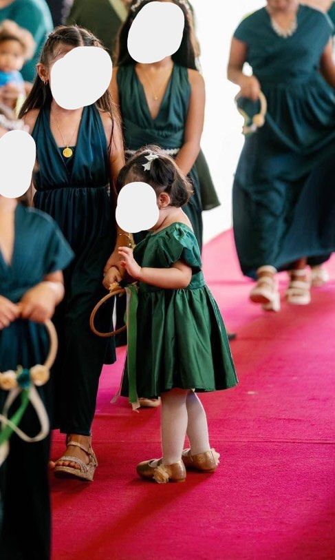 EMERALD GREEN DRESS/GOWN (Category: Babies & Kids Fashion) located in Calamba. Submitted by aleynskyy (Listing ID 1328680382, Image 2). Description: my daughter is the little one wearing the dress, white tights, and gold shoes. she’s 22 months by that time. dress is perfect for 1-3 yrs old. perfect for birthdays and events. also lightweight so hindi magiging iritable si toddler.