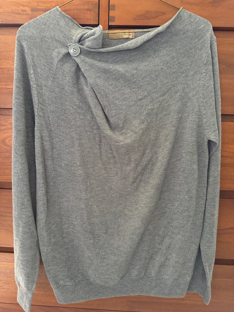 Grey Pullover (Category: Tshirts & Polo Shirts) located in Singapore. Submitted by ken6969 (Listing ID 1328630305, Image 1). Description: Brand new.
