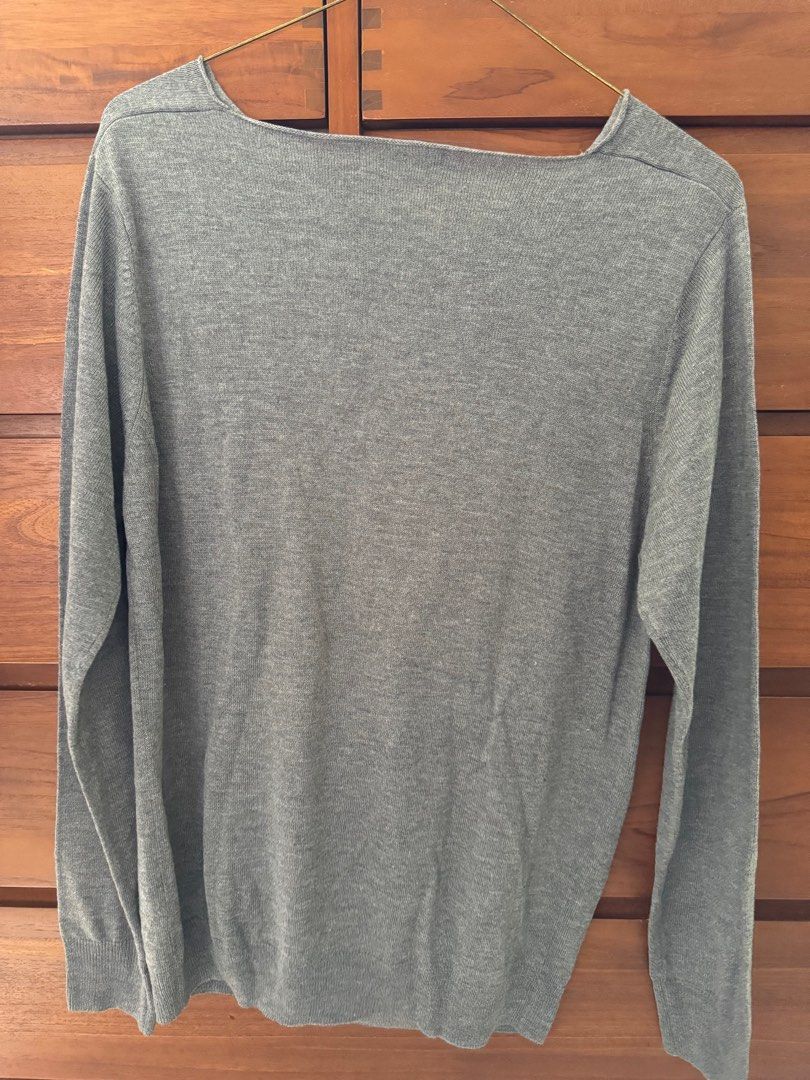 Grey Pullover (Category: Tshirts & Polo Shirts) located in Singapore. Submitted by ken6969 (Listing ID 1328630305, Image 2). Description: Brand new.