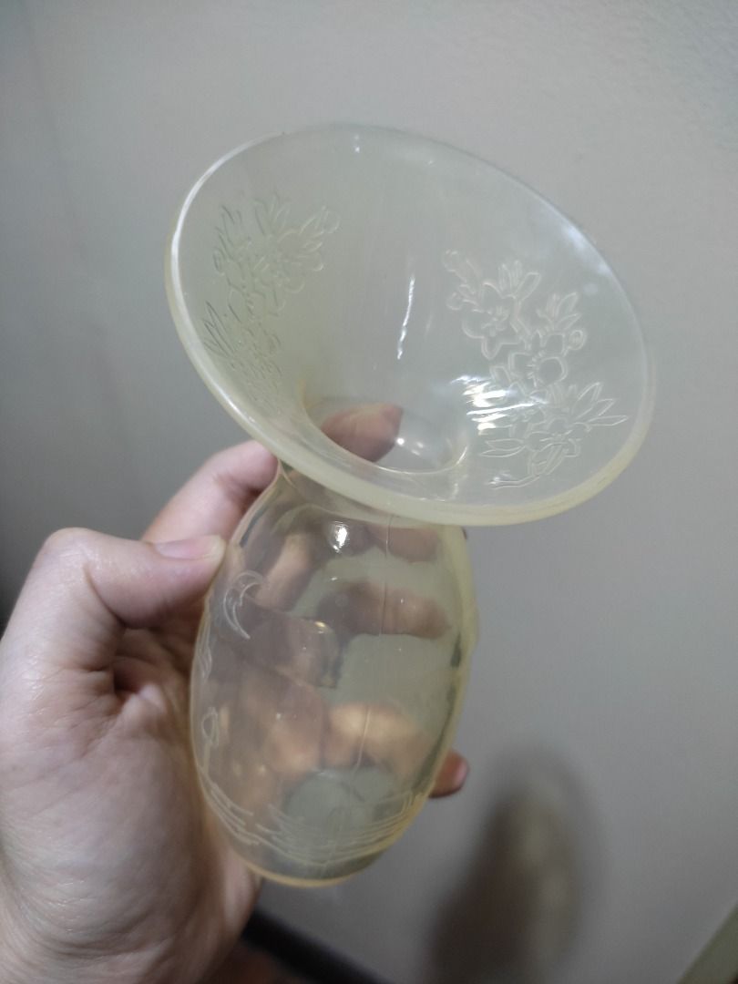 Hakaa milk catcher, silicone breast pump (Category: Breastfeeding & Bottle Feeding) located in Quezon City. Submitted by PaycesCorner (Listing ID 1328753926, Image 3). Description: Take all for 380. Include: ✳️ 1 original Hakaa brand pump with lid ✳️ 1 generic brand hakaa like pump without lid. Individually - Haaka with lid @ 300 pesos - Generic with no lid @ 120 pesos Shipping from South Caloocan Monumento area. GCash payment, payment first befo