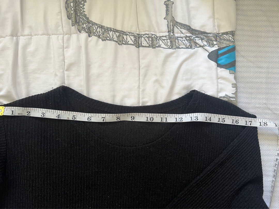knitted black long sleeve (Category: Longsleeves) located in Pasig City. Submitted by sasha_0121 (Listing ID 1328665903, Image 2). Description: pang lamig knitted na hindi manipis. mejo crop top above waist .