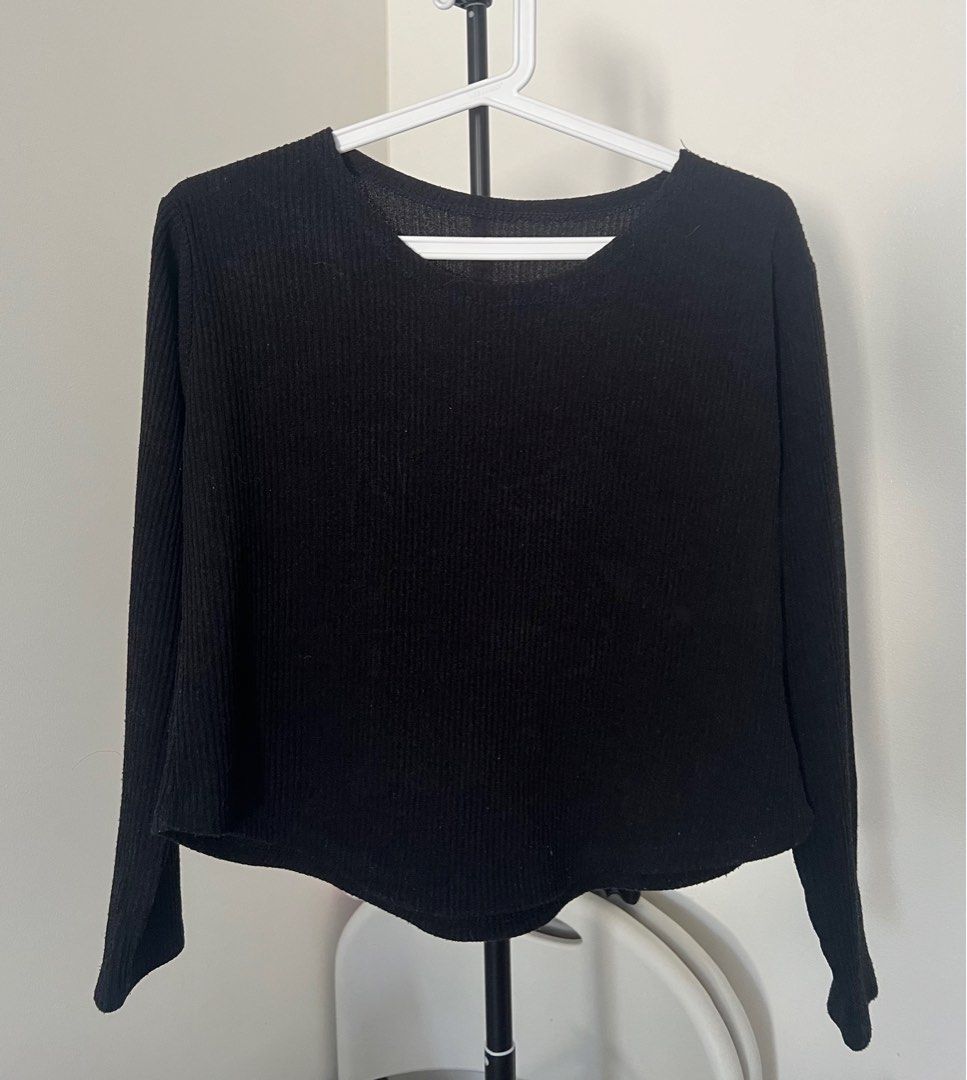 knitted black long sleeve (Category: Longsleeves) located in Pasig City. Submitted by sasha_0121 (Listing ID 1328665903, Image 1). Description: pang lamig knitted na hindi manipis. mejo crop top above waist .