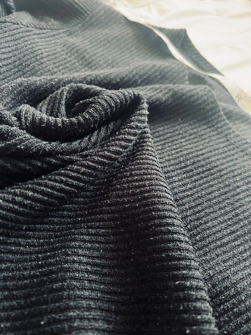 knitted black long sleeve (Category: Longsleeves) located in Pasig City. Submitted by sasha_0121 (Listing ID 1328665903, Image 3). Description: pang lamig knitted na hindi manipis. mejo crop top above waist .