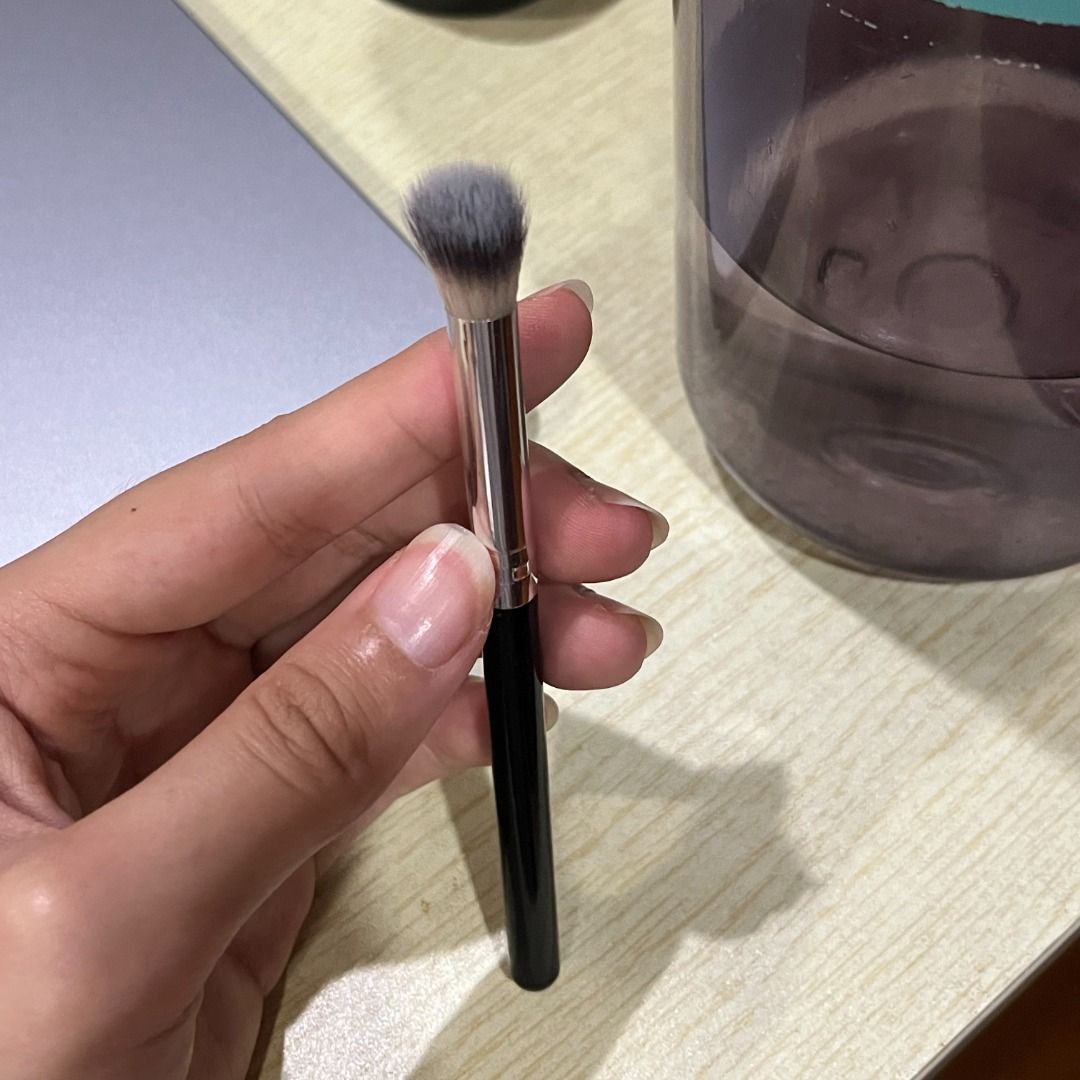 makeup brush (Category: Makeup) located in Singapore. Submitted by ahrst (Listing ID 1328702252, Image 2). Description: makeup brush can be used for concealer/anything you want meetup and mailing available dm if interested .