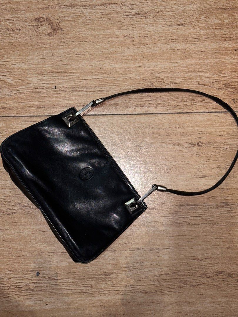 Saint Jack Vintage Leather Shoulder Bag (Category: Shoulder Bags) located in Makati City. Submitted by www.a-z (Listing ID 1328746662, Image 1). Description: ▪️personal fave 🌸 ▪️a pamana from lola but not being used anymore .